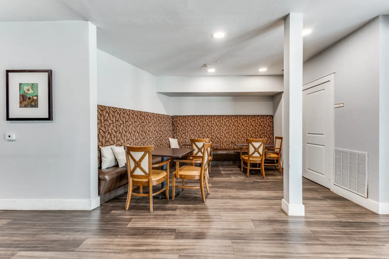 Senior living community dining nook with booth seating at The Ivy of McKinney assisted living in McKinney Texas