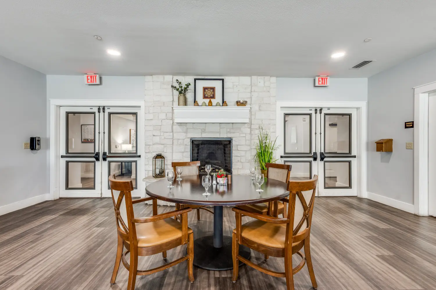 Senior living community dining space with fireplace and table seating at The Ivy of McKinney assisted living Texas